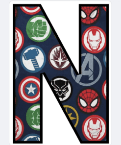 Las letras grandes que forman la palabra "JUNIO" están llenas de logotipos de superhéroes de Marvel, incluidos Capitán América, Spider-Man, Iron Man, Hulk, Pantera Negra y Thor, sobre un fondo oscuro.